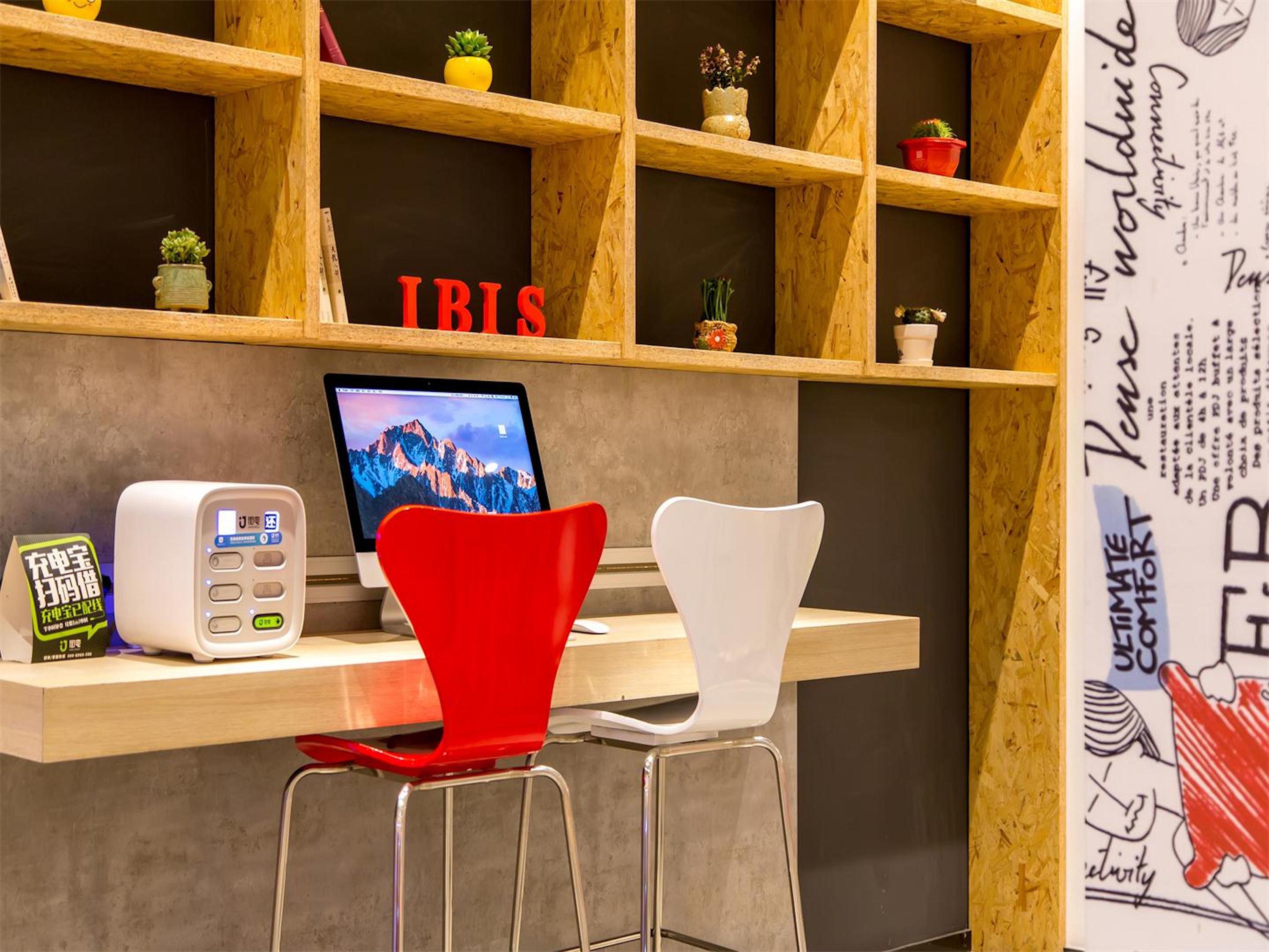 Отель Ibis Lanzhou Wuquan Square Экстерьер фото
