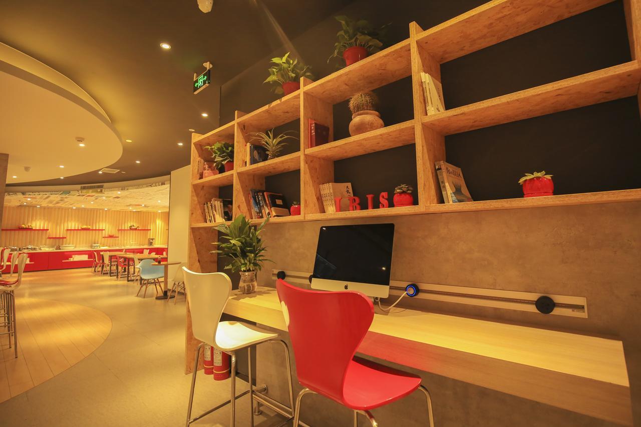 Отель Ibis Lanzhou Wuquan Square Экстерьер фото