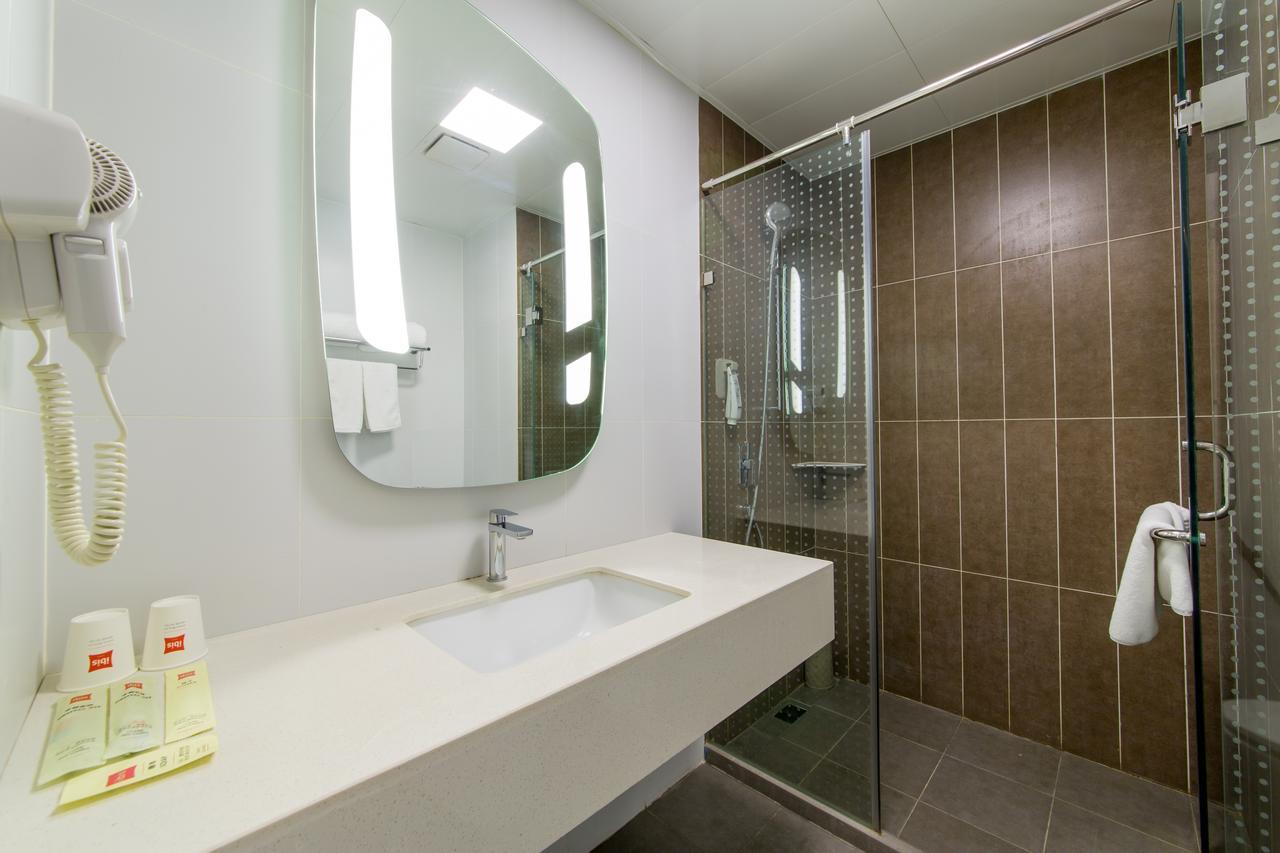 Отель Ibis Lanzhou Wuquan Square Экстерьер фото